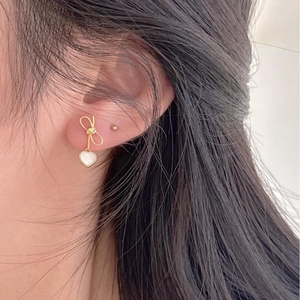 Elegant 925 silver gold bow earrings with heart shell pendant on a female model