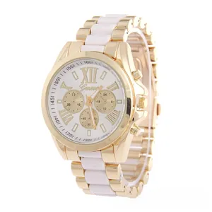Détail d'une montre à quartz dorée avec cadran blanc, chiffres romains et trois yeux