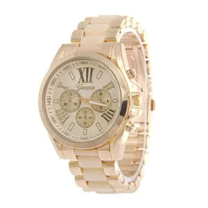 Détail de la montre à quartz Geneva avec chiffres romains et boîtier doré