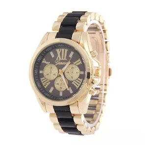 Détail de montre à quartz Geneva avec chiffres romains et bracelet acier bicolore noir
