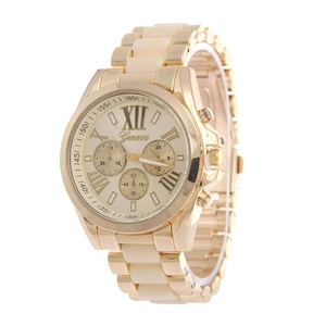 Montre de luxe Geneva or rose avec chiffres romains et cadran à trois yeux sur fond blanc
