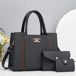 Ensemble de sacs noirs texturés avec détails dorés et finitions en cuir marron chic