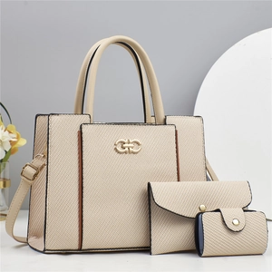 Ensemble de 3 sacs beiges tissés avec cabas et pochette à détails dorés