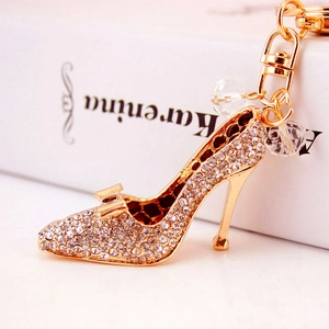 Porte-clés escarpin doré orné de strass brillants avec un élégant pendentif nœud papillon