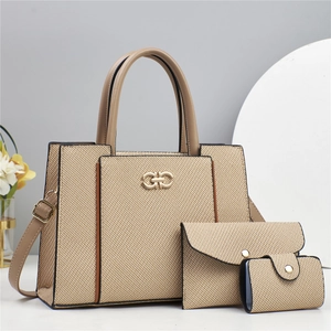 Ensemble trois pièces comprenant cabas beige tissé, bordure cuir marron et logo doré