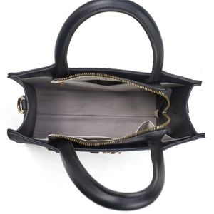 Vue de dessus du cabas en cuir noir montrant l'intérieur spacieux et la doublure grise chic