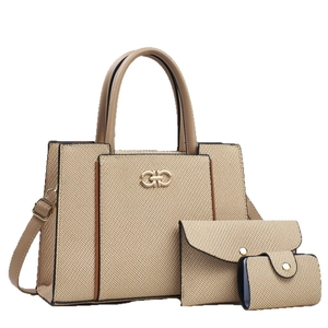 Ensemble de trois sacs beige tissés avec cabas, bandoulière et boucles dorées