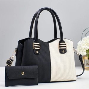 Elegante set borsa bicolore bianco e nero con particolare trama a pieghe verticali