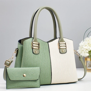 Elegante set di borse a mano verdi e beige plissettate con dettagli dorati lussuosi
