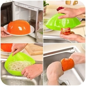 Multi-use silicone splash guard and strainer in heat-resistant orange and green
