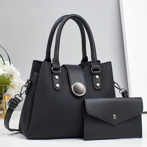 Détails du sac à main noir texturé avec boucle argentée et petit portefeuille enveloppe