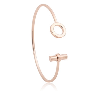 Dettaglio del bracciale a cuore in oro rosa lucido con pavé di cristalli e barra a T