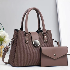 Ensemble sac à main plissé mauve et portefeuille avec fermoir métallique et bandoulière
