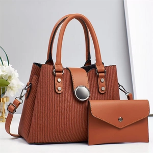 Sac fourre-tout plissé marron caramel avec pochette assortie et anneaux argentés chic