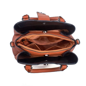 Vue de dessus de l'intérieur du sac à main avec plusieurs compartiments et fermeture éclair