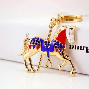 Porte-clés cheval de manège créatif avec émail coloré et strass bleus sur finition dorée