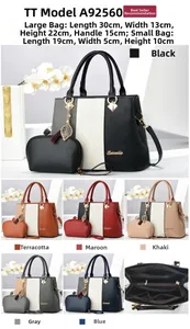 Dettaglio interno della borsa in pelle PU con tasche con zip e fodera a scomparti multipli
