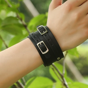 Bracelet punk homme en cuir noir large avec deux boucles argentées au poignet