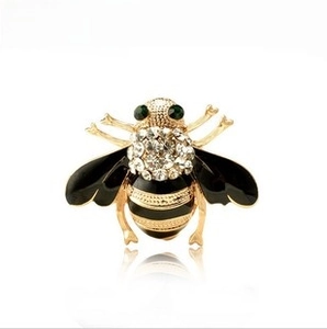 Exquisite crystal rhinestone bee brooch pin, gold-plated fashion insect jewelry for apparel.
