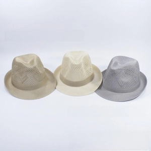 Tres sombreros de vaquero de paja calada en color caqui, crema y gris con patrón tejido