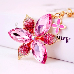 Rosa Strass-Blumen-Schlüsselanhänger mit Kristallen und Goldlegierung auf Geschenkbox
