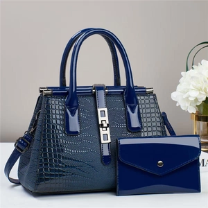 Set borsa a mano blu navy con stampa coccodrillo e portafoglio a busta coordinato