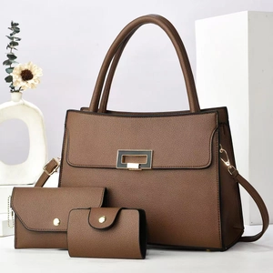 Détails du sac à main marron en cuir grainé avec finitions métalliques dorées élégantes