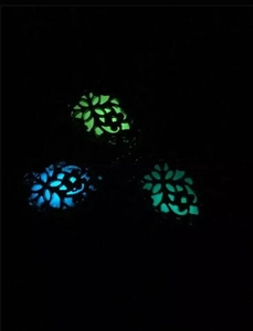 Leuchtende antik-silberne Tropfen-Anhänger mit floralem Muster in Grün und Blau