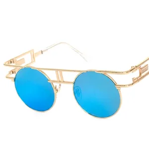 Detail der Steampunk Oval-Sonnenbrille mit goldenem Metallrahmen und blauem Spiegelglas