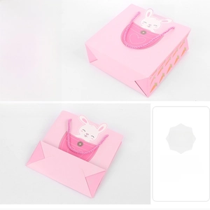 Détail montrant le fond renforcé et la conception pliable du sac cadeau lapin rose