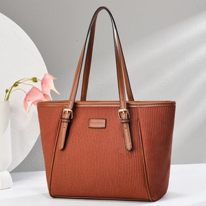 Sac fourre-tout élégant en cuir plissé marron avec plaque Fashion et anses réglables