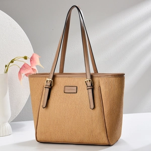 Sac fourre-tout kaki élégant avec texture plissée verticale et logo en métal chic