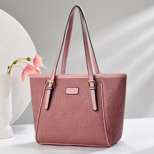 Détail du sac cabas rose avec texture plissée et anses doubles élégantes