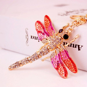 Goldener Libellen-Schlüsselanhänger mit rosa Emaille-Flügeln und funkelnden Strasssteinen