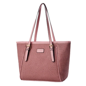 Grand sac à main rose plissé avec boucles dorées et anses sur fond blanc neutre