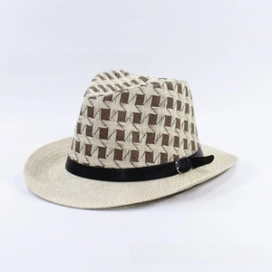 Detalle de sombrero vaquero de lino con textura de estrella y banda de cuero negro