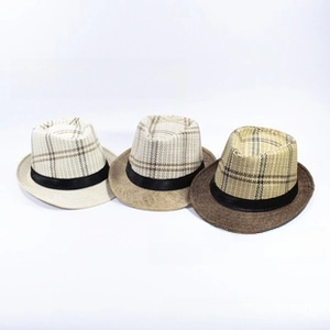Juego de tres sombreros vaqueros de paja trenzada en beige y marrón con cinta negra