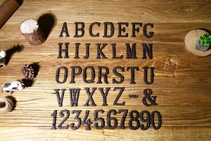 Lettere e numeri vintage in ghisa su legno per insegne creative fai-da-te decorative