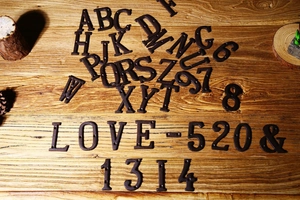 Lettere e numeri in ghisa retrò su legno rustico con layout decorativo LOVE-520-1314