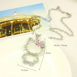 Collar largo de Hello Kitty con colgante brillante con lazo de diamantes rosas y cadena plata