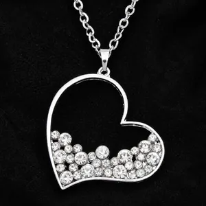 Dettaglio del ciondolo a cuore in argento con cristalli scintillanti e catenina fine
