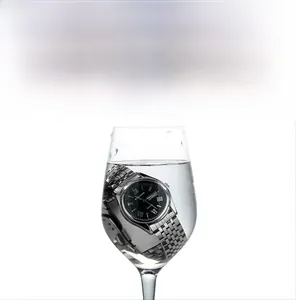 Vue détaillée d'une montre étanche pour homme immergée avec cadran noir et chiffres romains