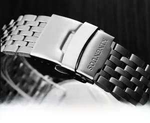 Gros plan du bracelet en acier inoxydable avec boucle déployante gravée du logo KINGNUOS
