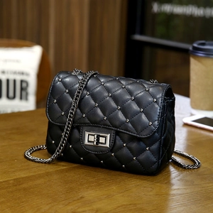 Borsa a tracolla trapuntata nera con perline argentate e catena in metallo nero