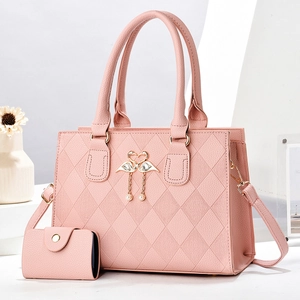 Sac à main rose à motif losanges avec pendentif flamant et petit portefeuille assorti