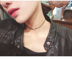 Collier ras du cou minimaliste en cuir noir avec pendentif petite boule d'argent
