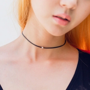 Collier ras du cou minimaliste en cordon de cuir noir avec une petite perle argentée