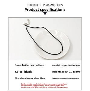 Détails d'un collier minimaliste en cordon de cuir noir avec une perle en cuivre argenté