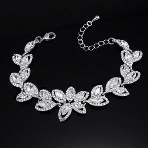 Elegantes silbernes Brautarmband mit Kristallen in Blattform und Blumendesign