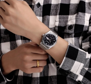 Gros plan d'une montre classique en acier argenté avec cadran romain noir au poignet